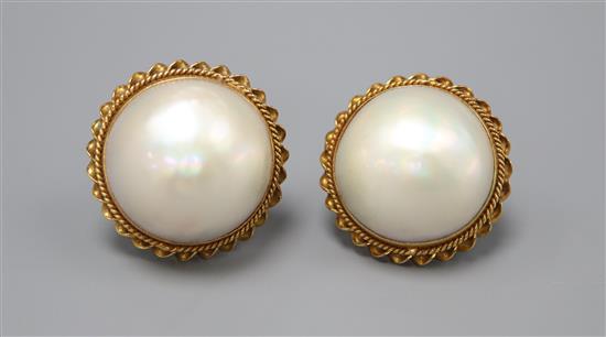 A pair of 18k gold mounted mabé pearl earrings, diameter 2.25cm